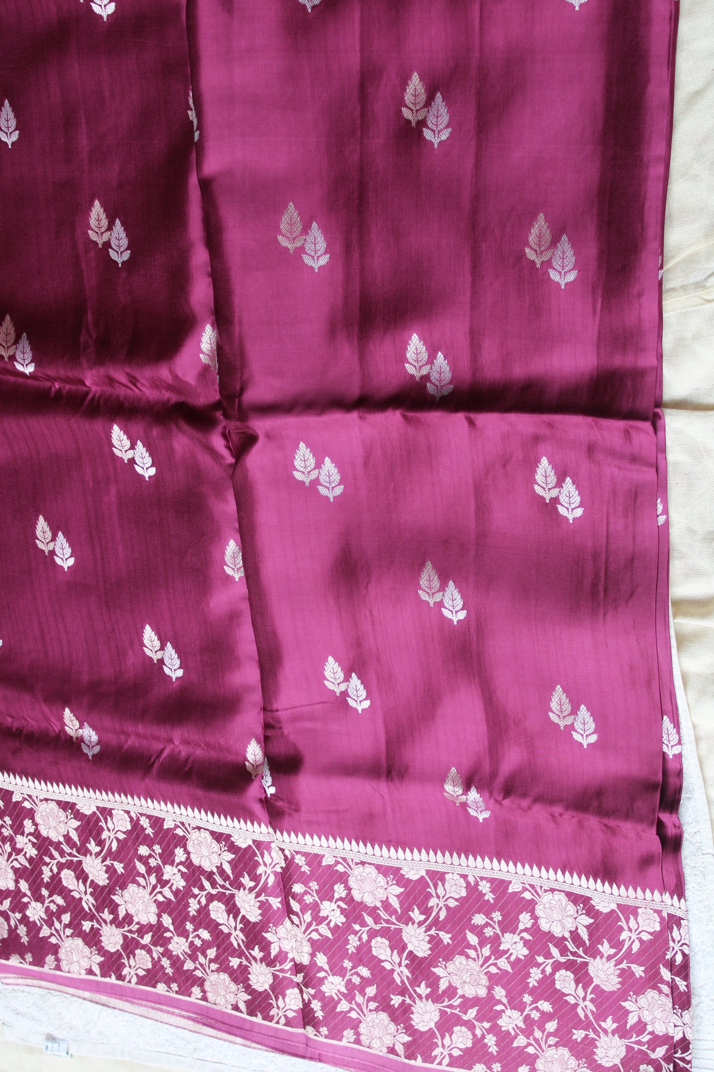 Majenta Banarasi Mashru silk saree with big trending floral border